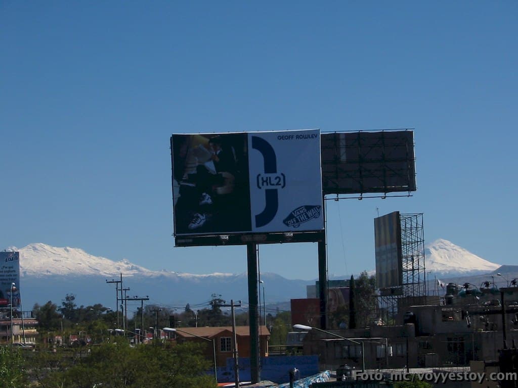 Iztaccihuatl y Popocatepetl el 18 de enero de 2004 en la Ciudad de México