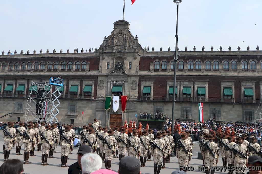 Parade am Jahrestag der mexikanischen Revolution 2019 vor dem Nationalpalast