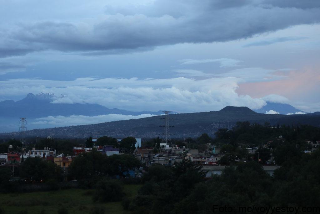 No siempre se vislumbran los volcanes desde la Ciudad de México Iztaccíhuatl (izquierda) y Popocatépetl (derecha, atrás), aquí en la tarde del 29 de agosto de 2020. Foto: mc/voyyestoy.com